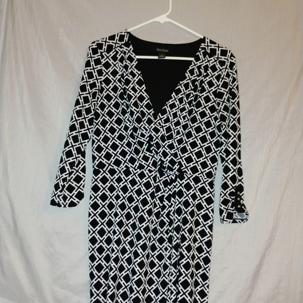 Size 8 White House Black Market Black and White Geometric Long Sleeve Dress